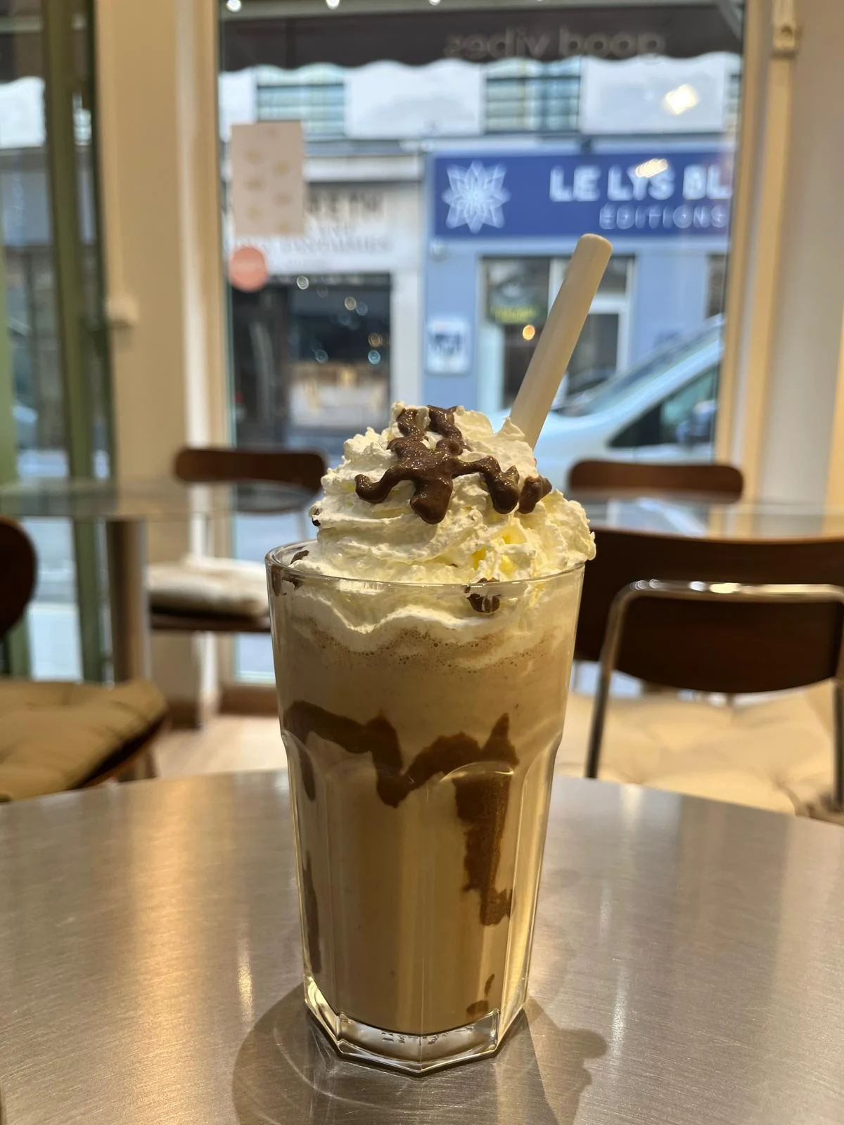 Boisson glacée gourmande à la chantilly et sauce chocolat