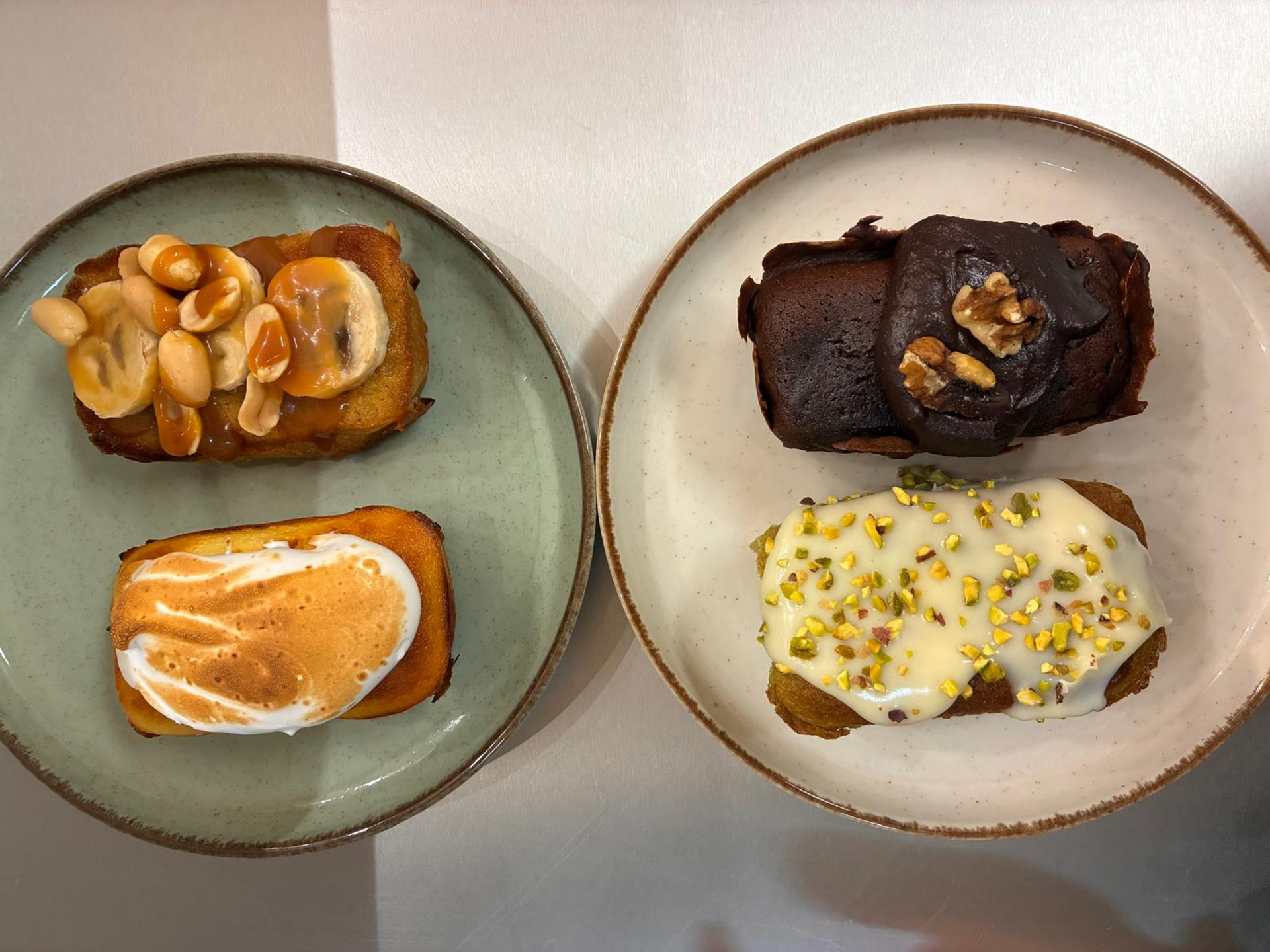 Assortiment de quatre brownies : banane cacahuète caramel, meringue, chocolat noix et pistache